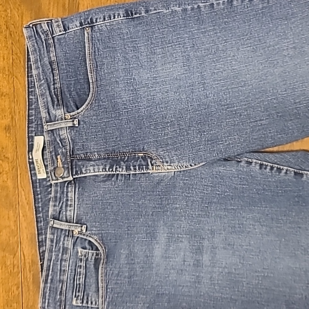 Levi Signature Totally Shaping Straight